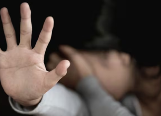 Mãe encontra filha morta em casa e polícia suspeita de feminicídio