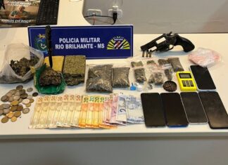 Polícia fecha ‘boca de fumo’ e prende dupla com arma e drogas