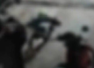 Atirador tenta fugir empurrando moto após a execução na borracharia