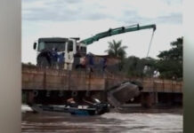 Barco vira durante a pescaria e casal é socorrido por policial em folga