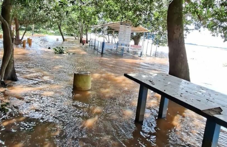 cheia-do-rio-parana-faz-a-prefeitura-susper-o-camping-na-praia-da-amizade