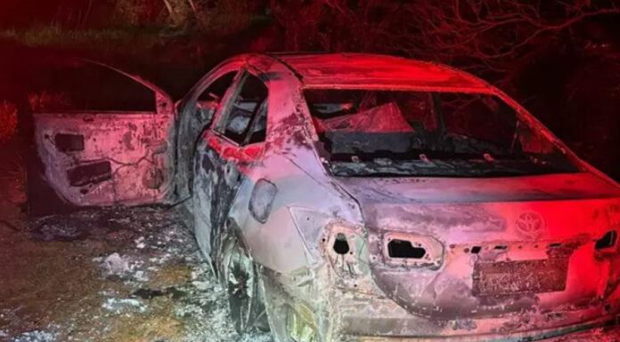 Corpo carbonizado é encontrado em carro queimado na fronteira